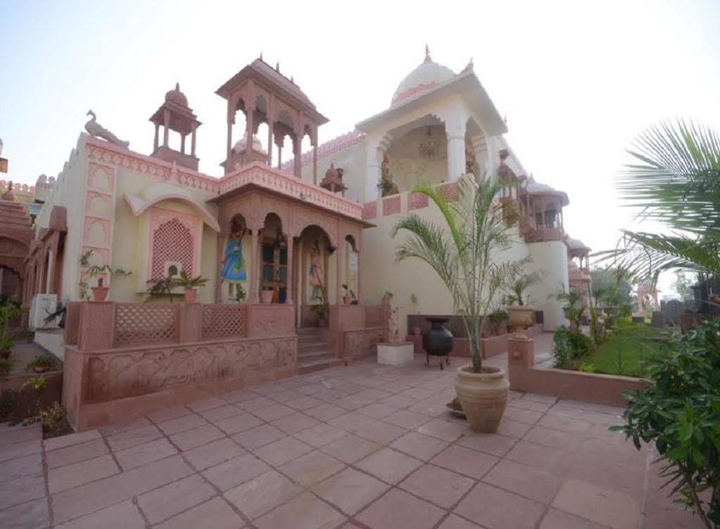 Hotel Suroth Mahal Luharu ภายนอก รูปภาพ