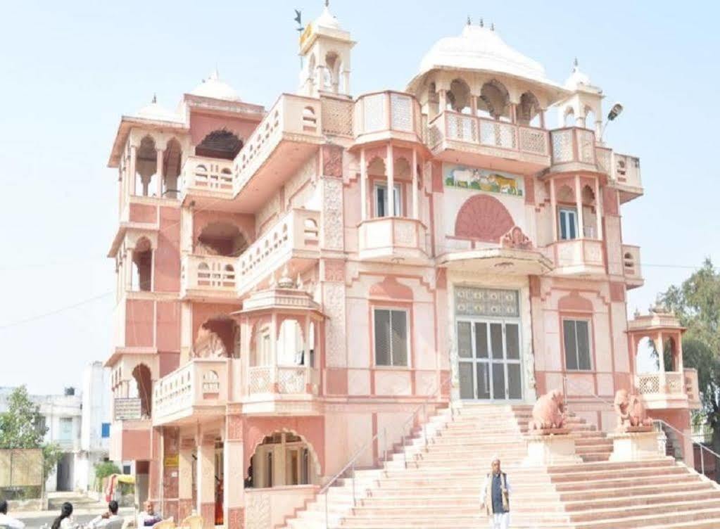 Hotel Suroth Mahal Luharu ภายนอก รูปภาพ