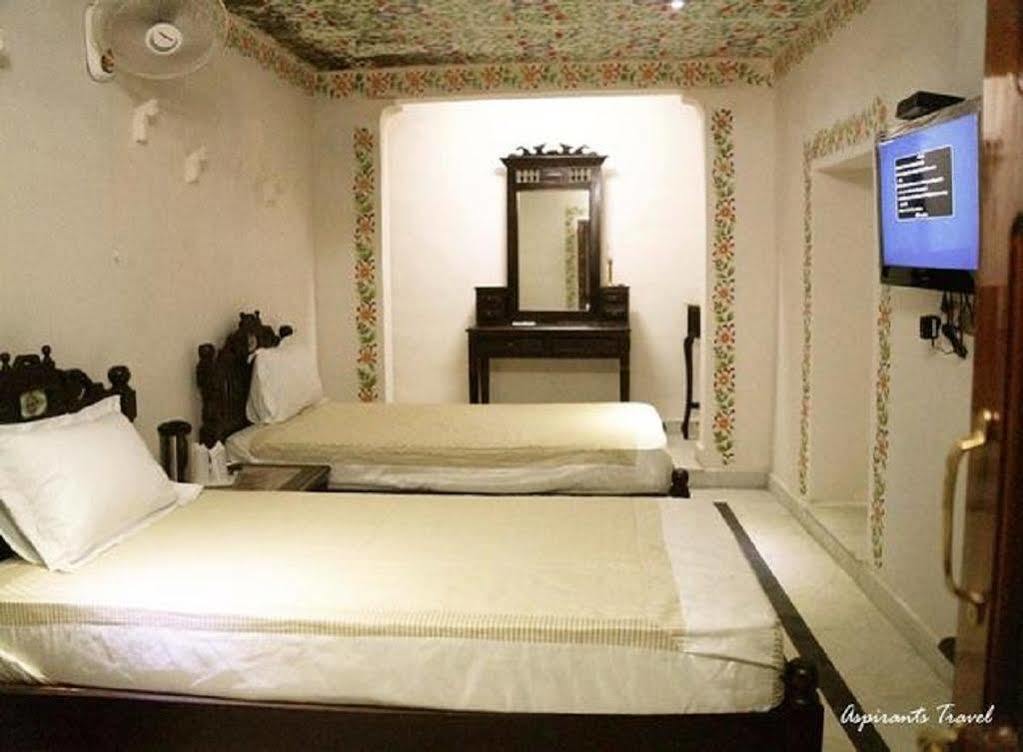 Hotel Suroth Mahal Luharu ภายนอก รูปภาพ