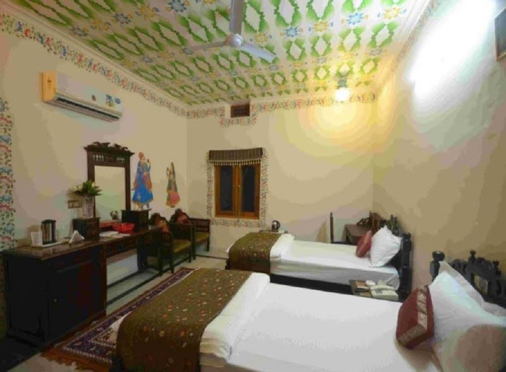 Hotel Suroth Mahal Luharu ภายนอก รูปภาพ
